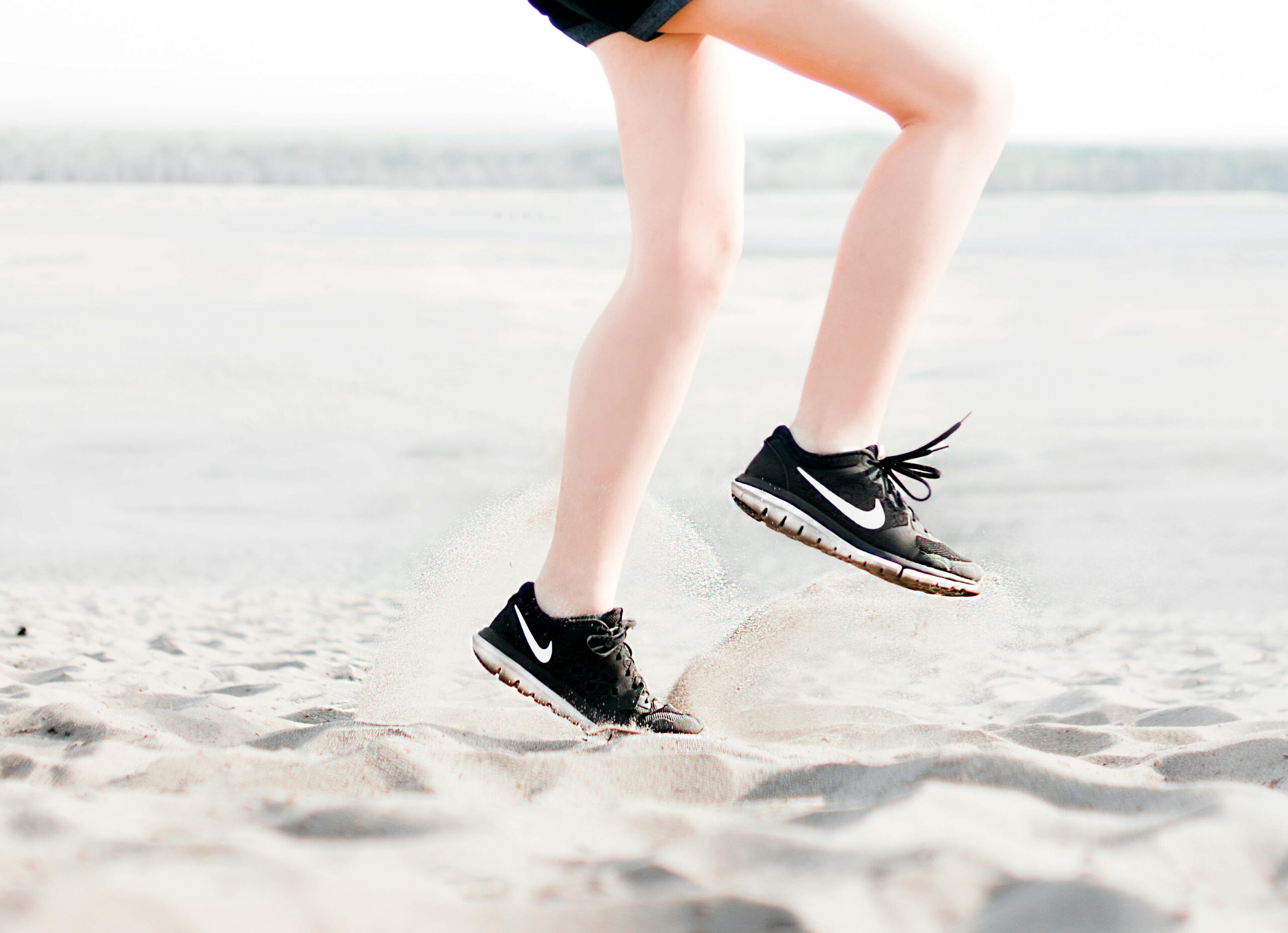Foto Der Frau, Die Ein Paar Schwarze Nike Laufschuhe Trägt
