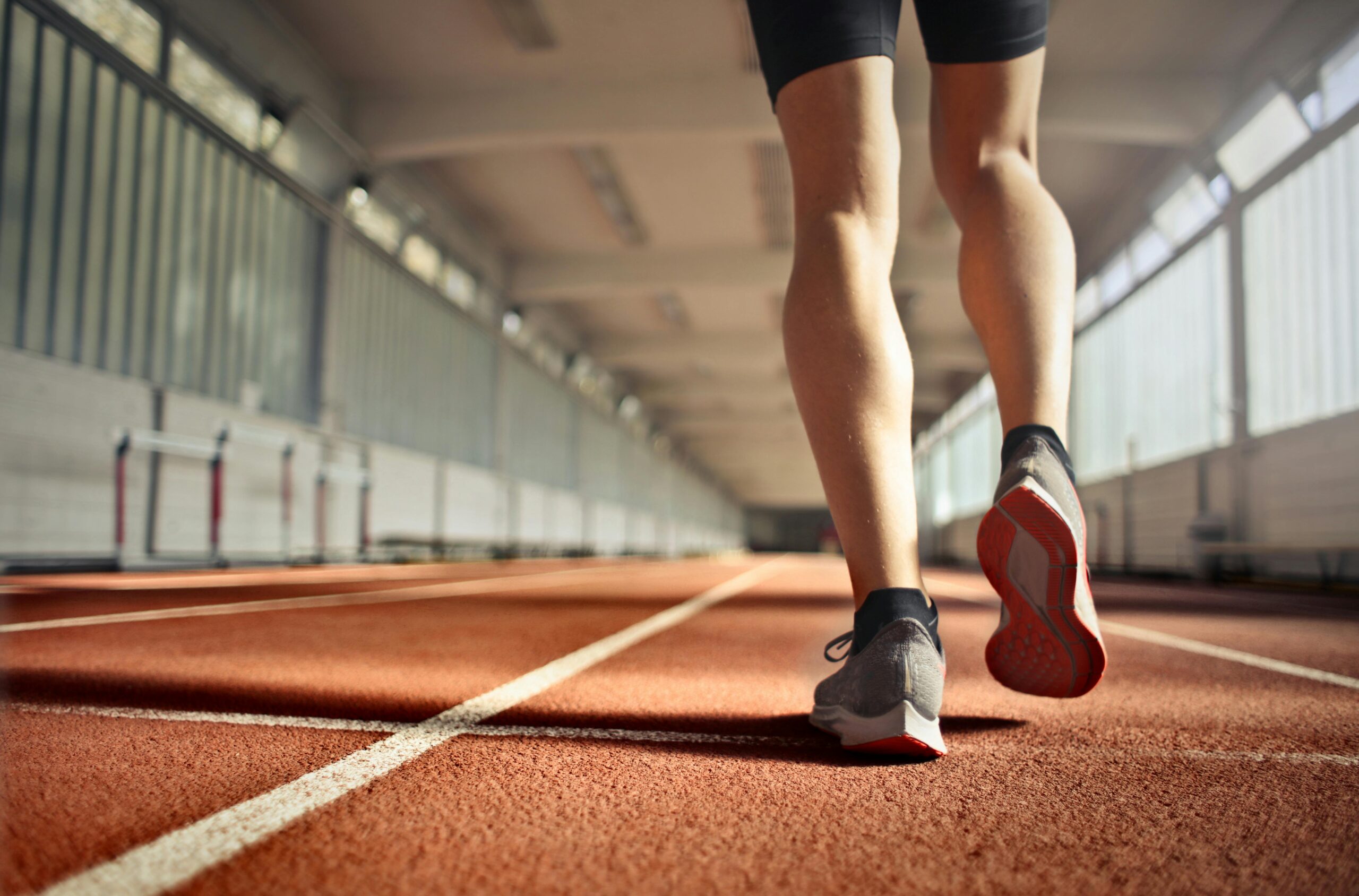 Fit Sportler Während Des Trainings Auf Der Laufstrecke