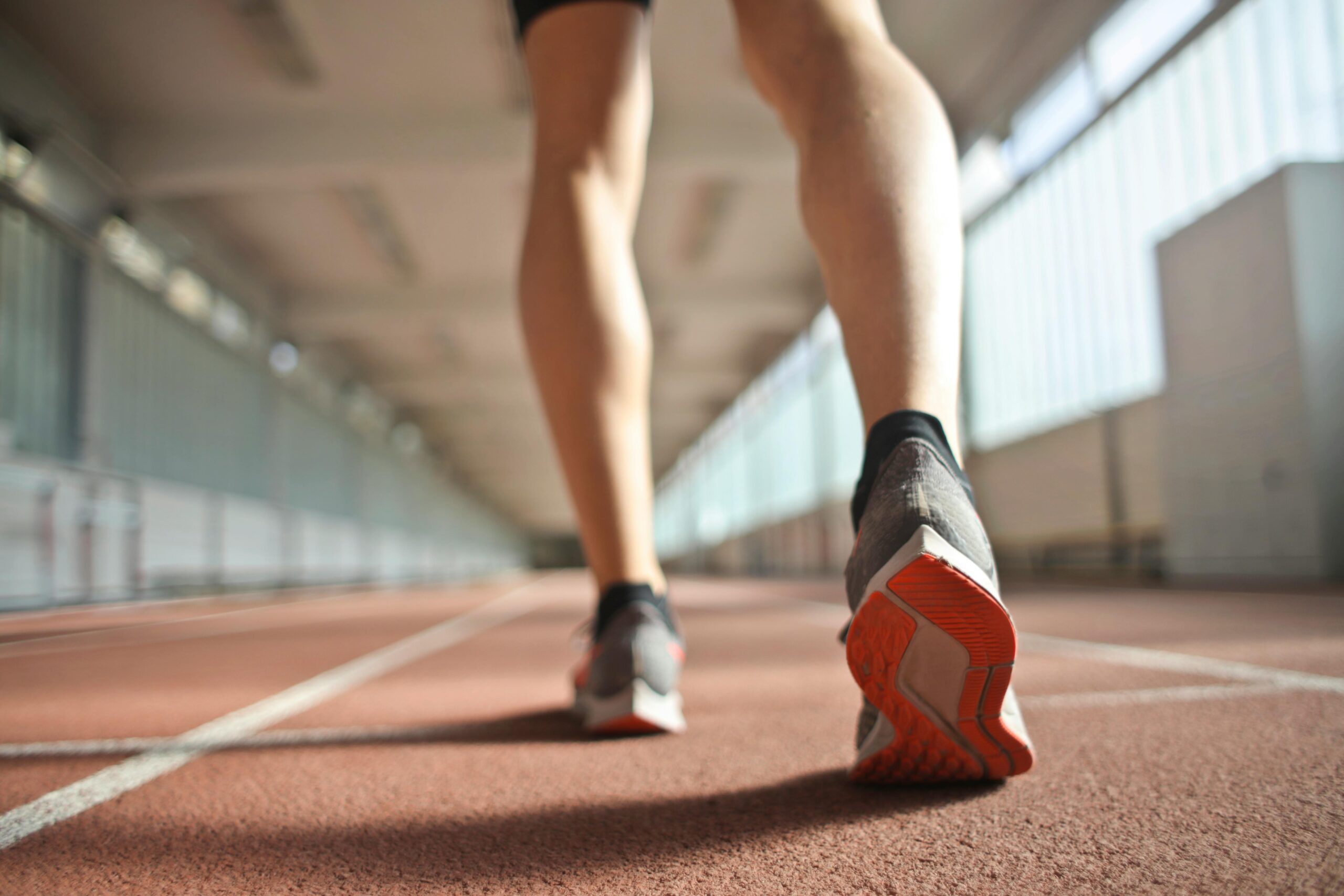 Fit Läufer Auf Rennstrecke In Der Leichtathletik Arena Stehen