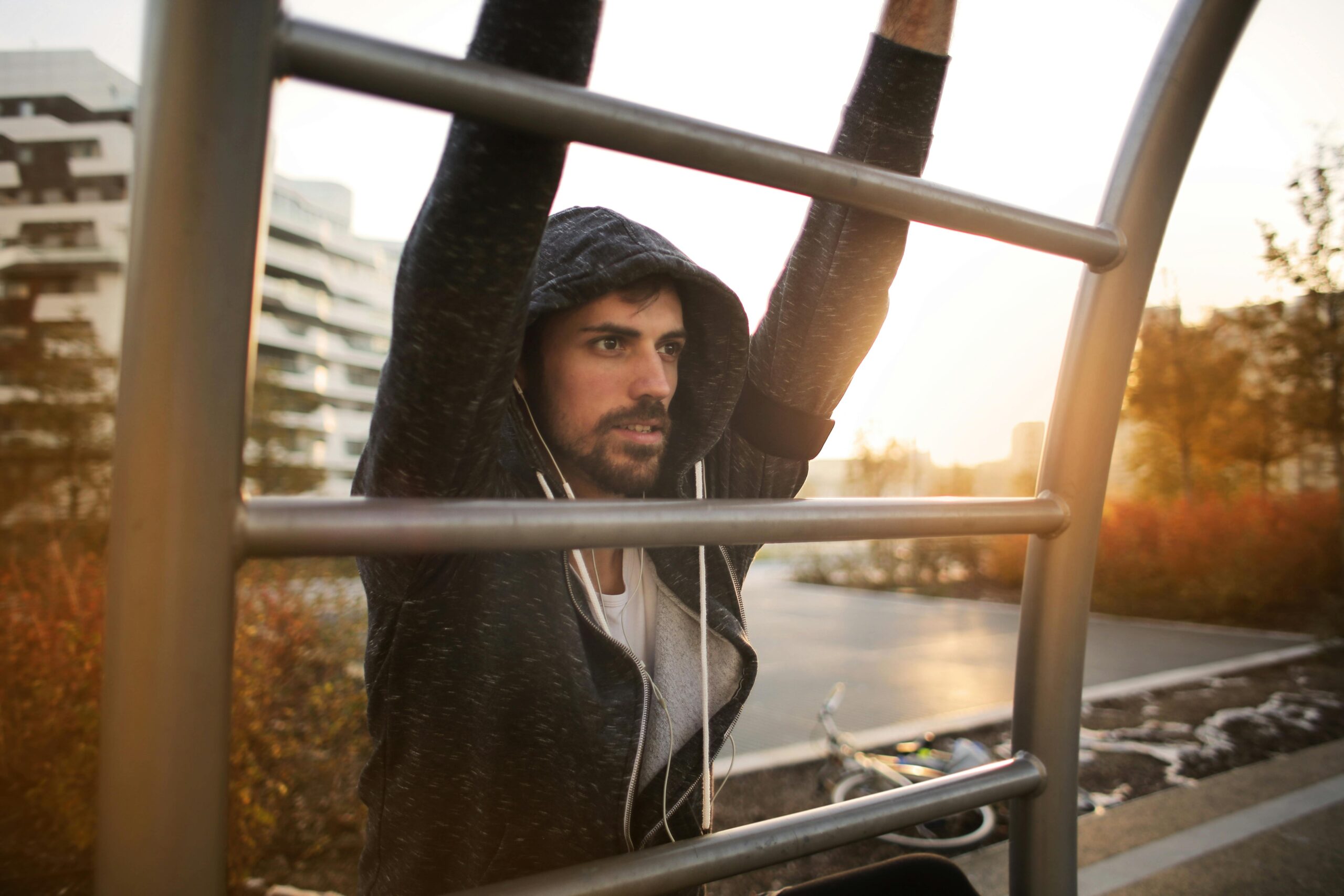 Aktiver Mann, Der Auf Sportplatz Trainiert