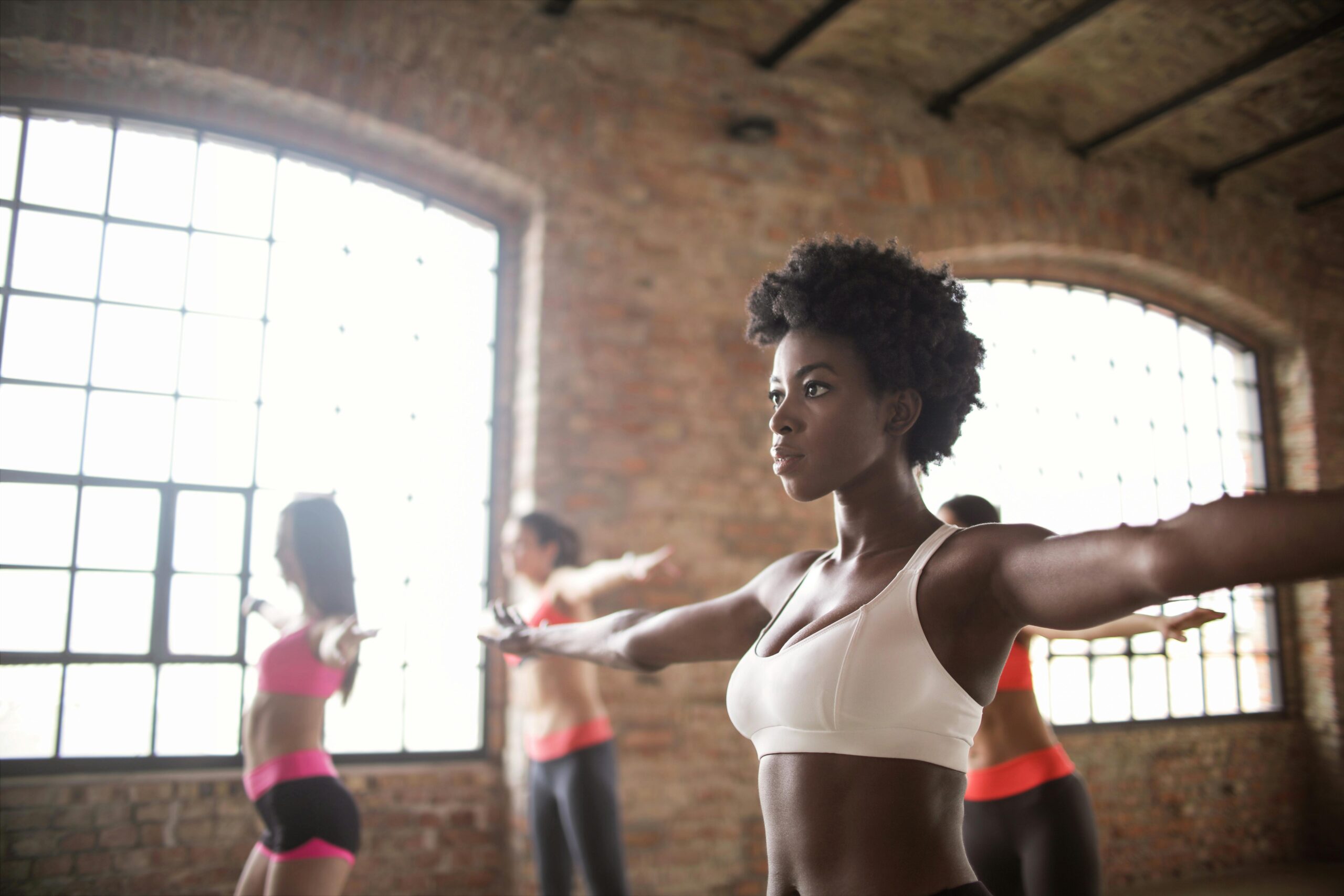 Selbstbewusstes Training Für Ethnische Frauen Mit Anderen Sportlerinnen Im Modernen Fitnessstudio