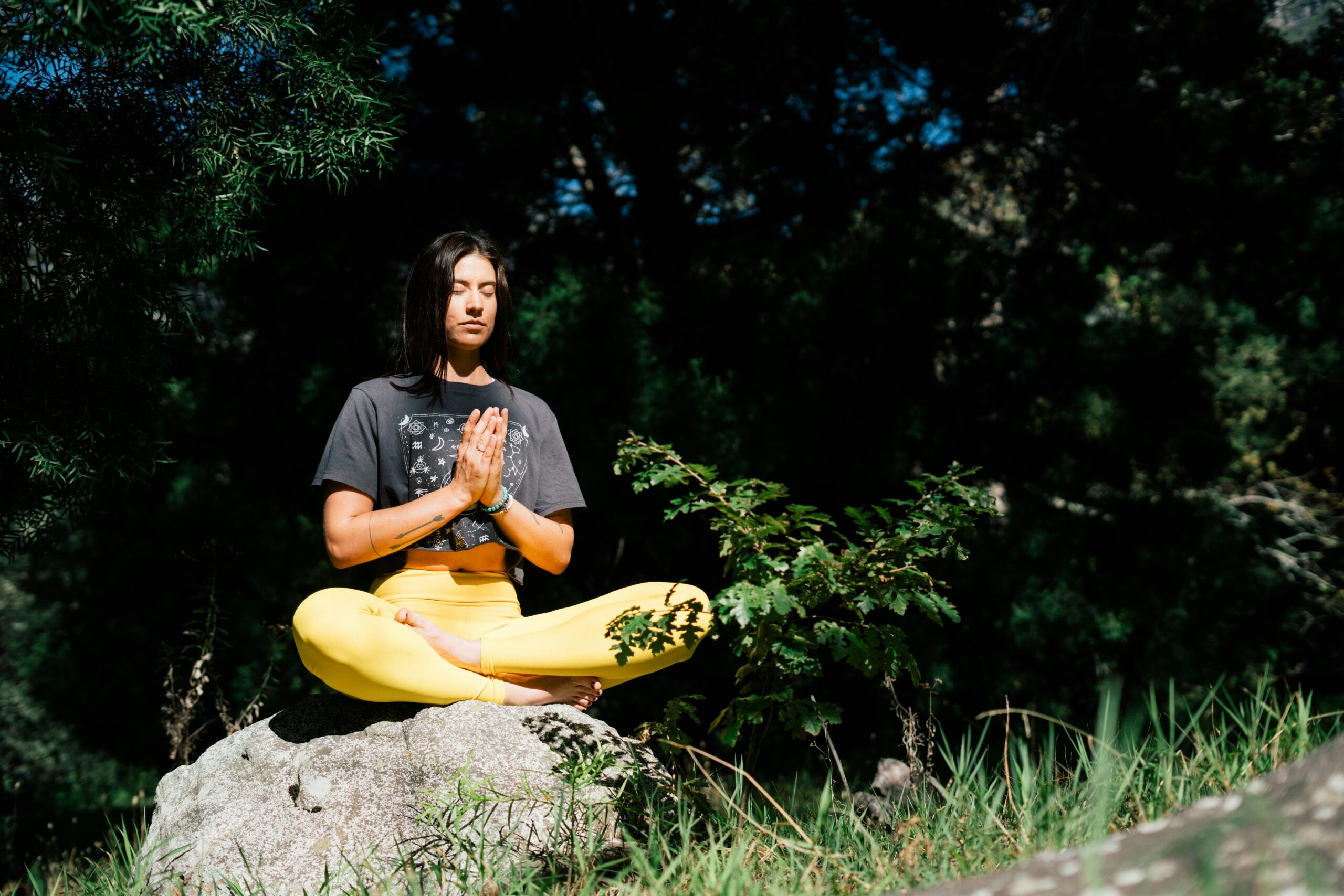 Foto Der Frau, Die Yoga Beim Sitzen Auf Felsen Tut