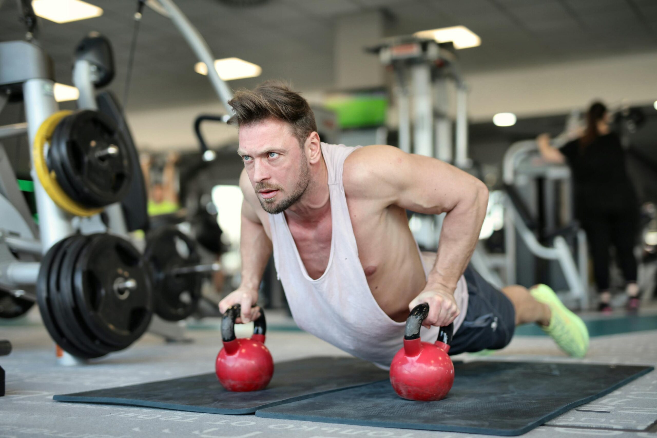 Athletischer Mann Mit Fitten Muskeln, Die Liegestütze Auf Kettlebells Tun