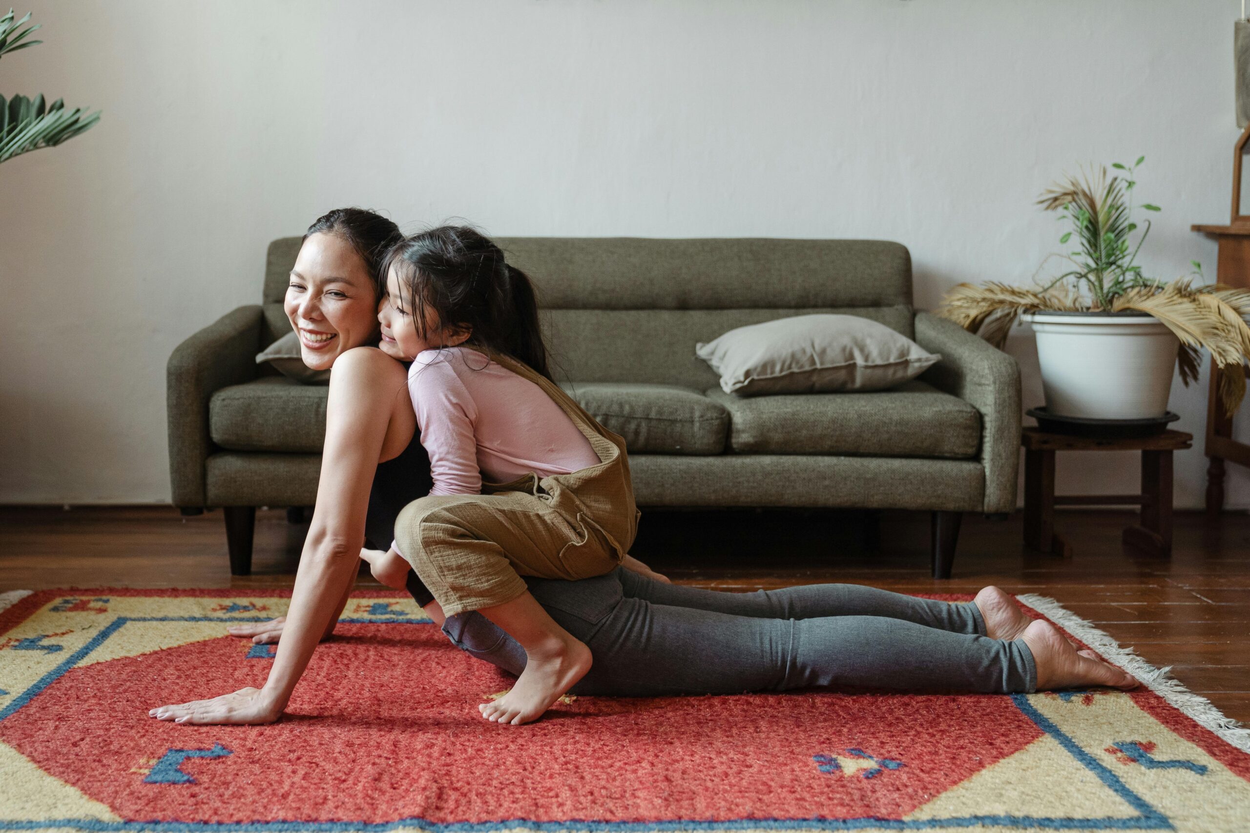 Foto Des Mädchens, Das Ihre Mutter Beim Yoga Pose Umarmt